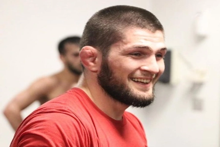 Usai Raih Kemenangan di UFC 219, Khabib Dapat Hadiah dari Mike Tyson
