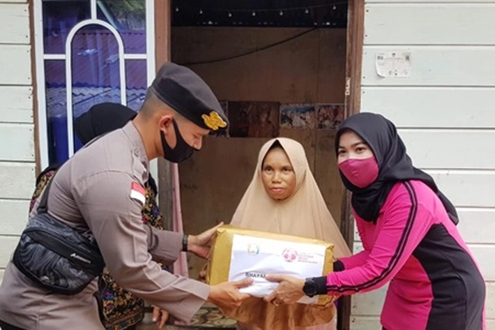 Peringati HKGB, Bhayangkari Kepulauan Anambas Bakti Sosial