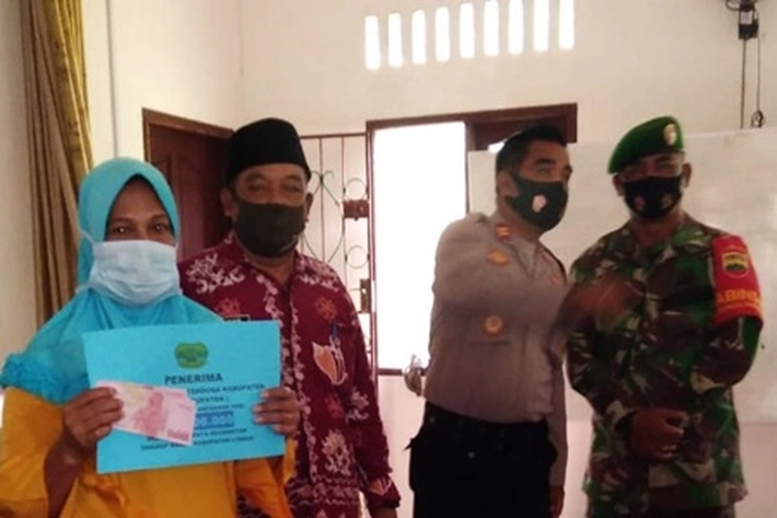 Camat Singkep Barat Salurkan Dana BLT dan Masker