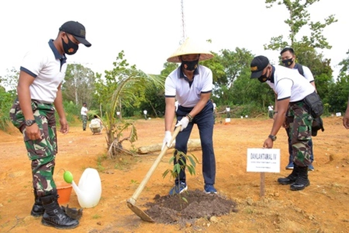 Usai Olahraga Bersama, Lantamal IV Menanam Pohon