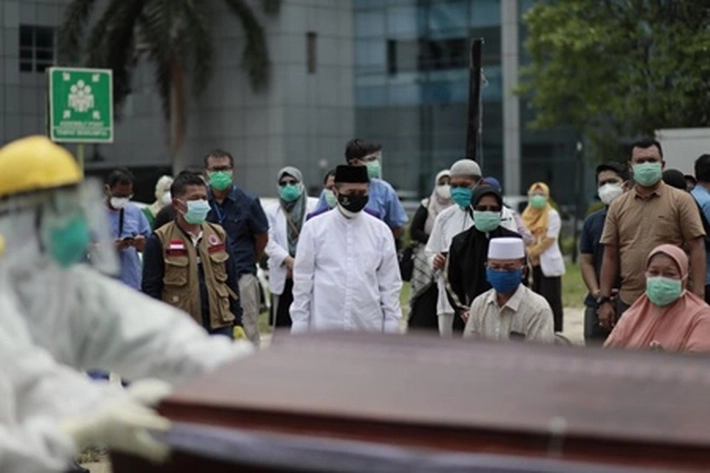 Gubernur Syamsuar 'Sesak Nafas' Lihat Dokter Meninggal, Lalu Teteskan Air Mata