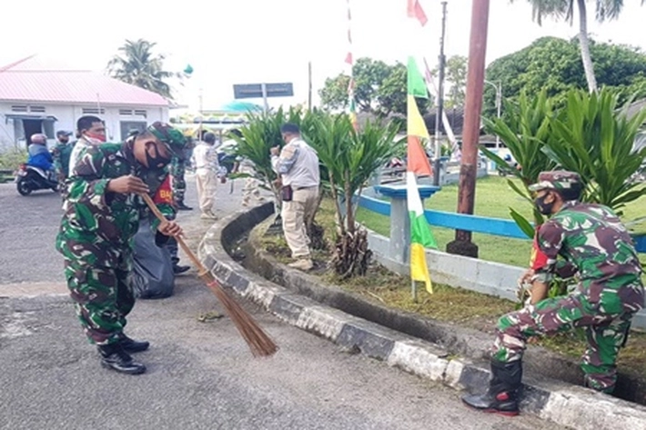 TNI dan Muspika Kecamatan Bintan Utara Bersihkan Saluran Air