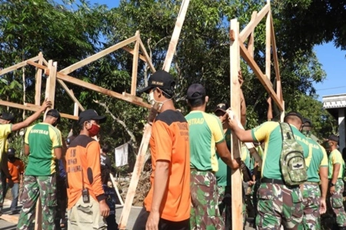 Puluhan Prajurit Yonarmed 12/Divif 2 Kostrad Datangi Rumah Mbah Sukar