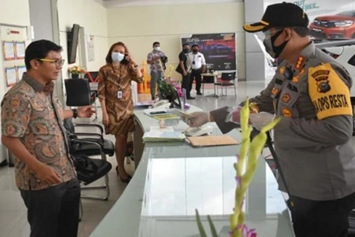 Kapolresta Pekanbaru Kunjungi Dialer Honda dan Bagikan Masker