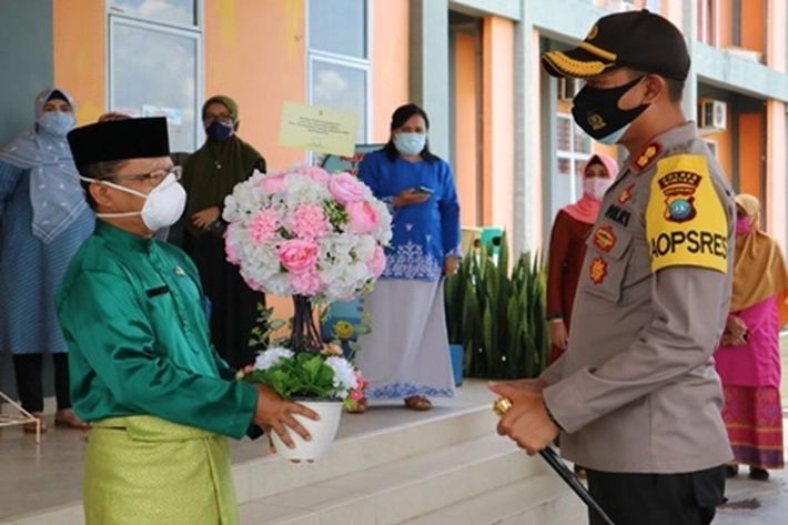 Kapolres Bintan Serahkan 'Buket Bunga' pada Tenaga Medis 