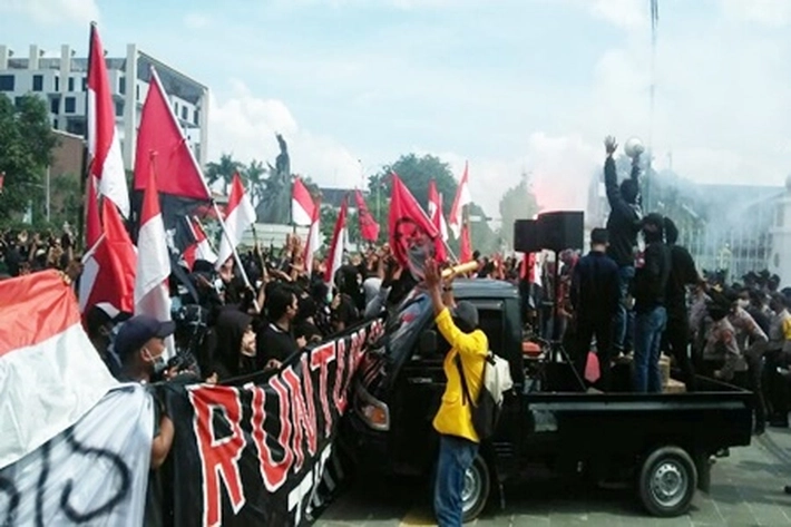 Usai Jumat Mahasiswa-Pemuda Riau Kepung Kantor Gubernur, Berteriak Histeris Sambil Tunjukkan Api Mercun
