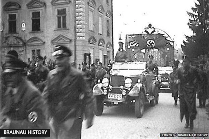 Jerman Larang Membagikan Foto Adolf Hitler dan Simbol Nazi