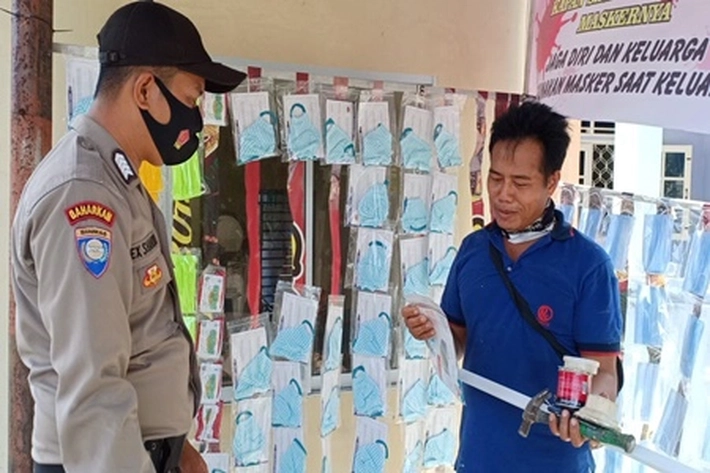 Polsek Tanjungpinang Barat Buat Pos dan Bagikan Masker