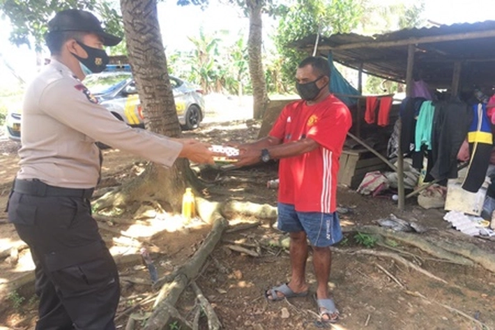 Pandemi Covid-19: Polsek Bandara RHF Tanjungpinang Bagi Makanan-Air Mineral 