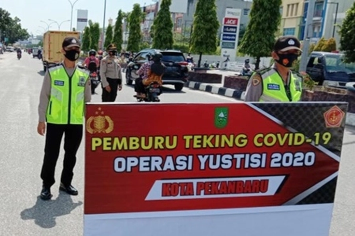 Tak Pakai Masker, Tim Pemburu Teking Covid-19 Beri Sanksi Nyapu Jalan