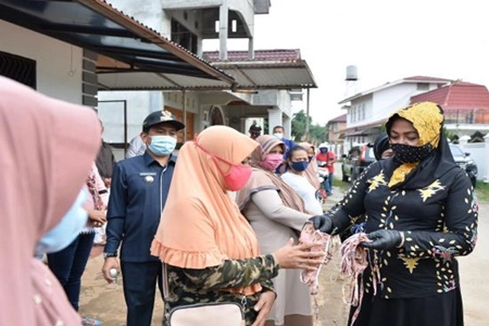Ibunda Misnarni Syamsuar Bantu Warga Terpapar Pandemi Corona
