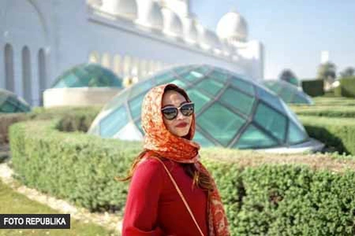 Jessica Carla Putuskan Jadi Mualaf