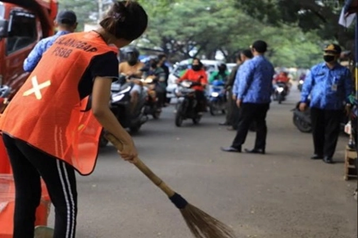 Pelanggar Protokol Kesehatan di Rohil Diberi Sanksi Menyapu Jalan