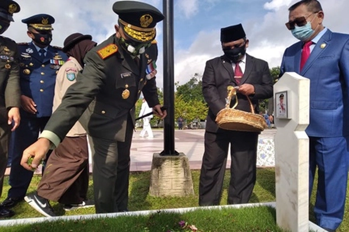 HUT TNI Ke-75, Danrem 033/WP Tanjung Pinang Ziarah ke Taman Makam Pahlawan