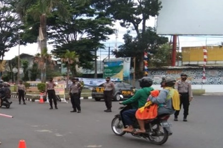Pelanggar Protokol Kesehatan Disanksi Nyanyikan Indonesia Raya