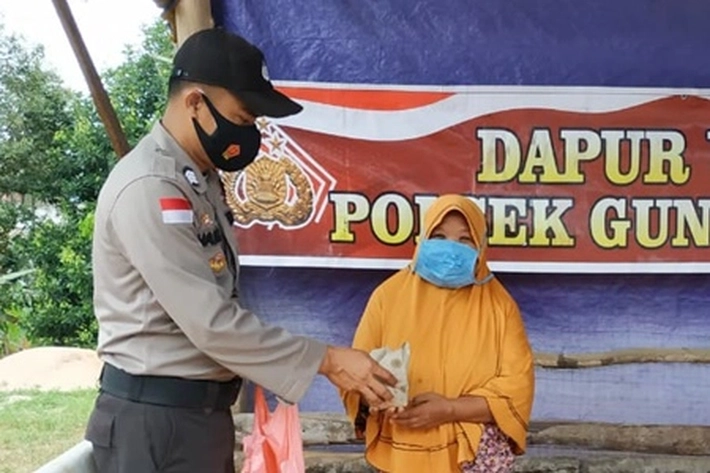 Polsek Gunung Kijang Buka Dapur Umum dan Imbau Protokol Kesehatan