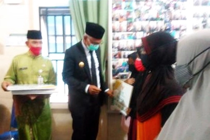 Pjs Bupati Rohil Distribusikan Zakat pada Masyarakat Terdampak Covid-19