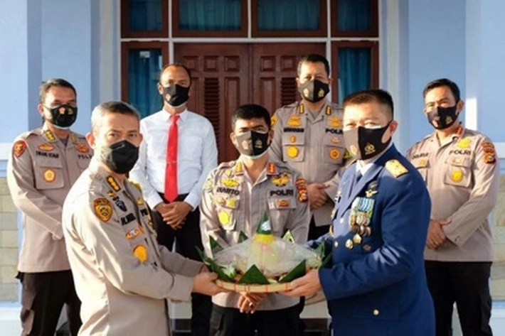 Kapolda Riau dan Jajaran Ucapkan HUT TNI Ke-75 ke Danrem 031/WB