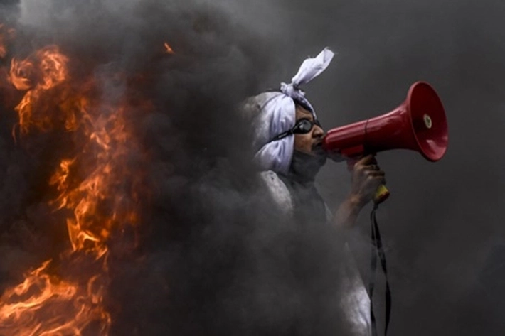 Polisi Tembakan Gas Air Mata Ditengah Demo yang Rusuh