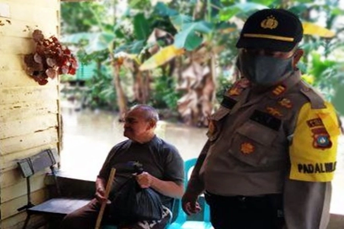 Peduli Covid-19, Polsek Dabo Singkep Bagi Sembako