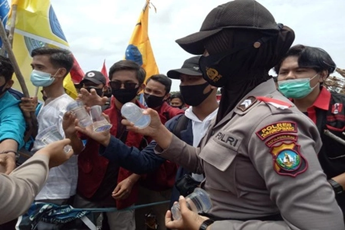 Aksi Simpatik Polisi Ditengah Pengunjuk Rasa Omnibus Law UU Cipta Kerja