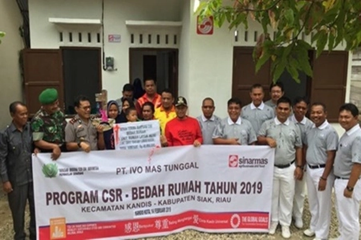PT Ivo Mas Tunggal Bantu Bedah Rumah-Beasiswa Anak Suku Sakai