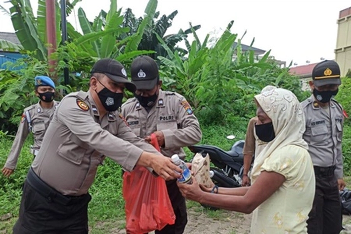 Polisi Salurkan Makanan Gratis ke Masyarakat