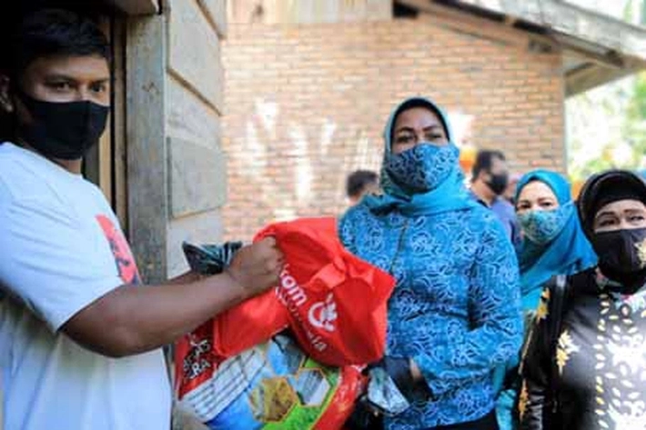 TP PKK Riau Bagi Sembako dan Masker di Rambah Samo Barat