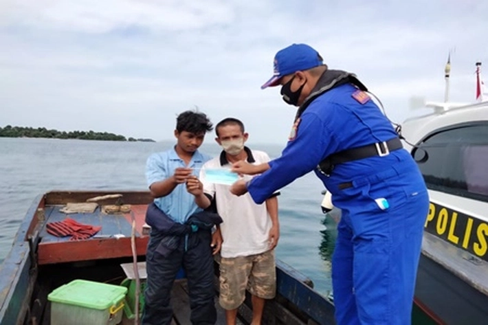 Dit Polairud Polda Kepri Bagikan Masker