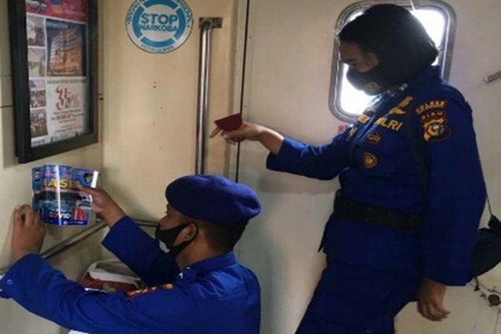 Satpolair Polres Meranti Pasang Stiker Imbauan Pakai Masker di Kapal
