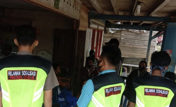 Tim Relawan Covid-19 Inhu Bagikan Masker