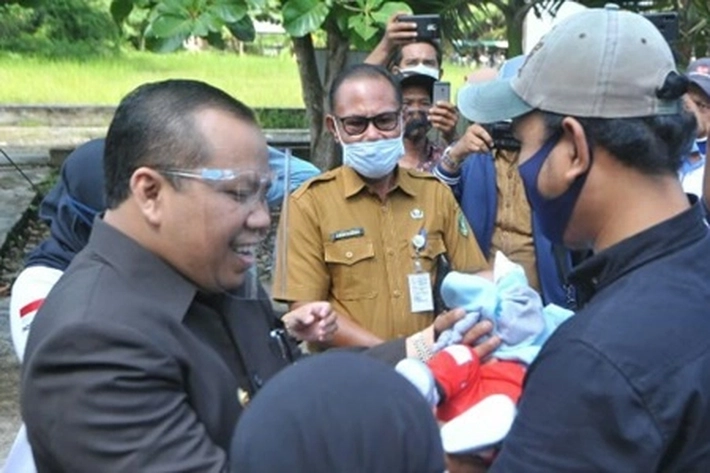 Bupati Irwan Serahkan Bayi ke Orang Tua Asuh