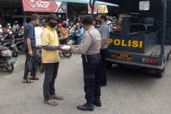 Polsek Tanjungpinang Timur Buat Dapur Umum dan Bagikan Makanan ke Warga