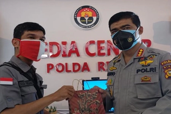Hari Jadi Humas Polri Ke-69, Polda Riau Beri Bantuan ke Awak Media