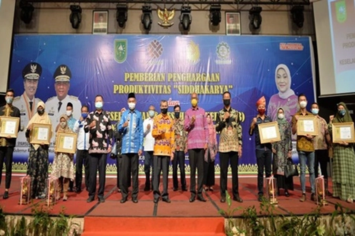 7 Perusahaan Terima Penghargaan dari Gubernur Syamsuar