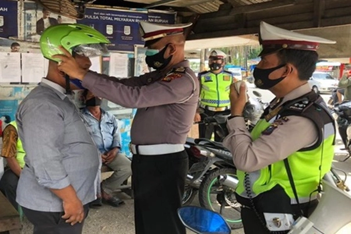 Operasi Zebra Lancang Kuning, Polres Siak Bagikan Masker dan Helm SNI