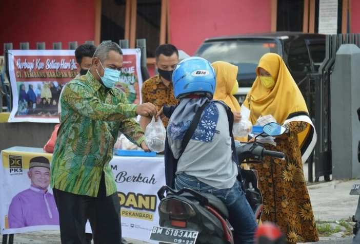 Ditengah Pandemi, Ketua DPRD Pekanbaru Lakukan Aksi Sosial