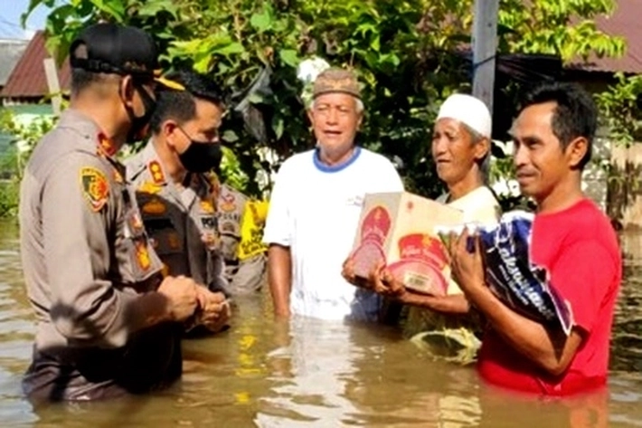Kapolres Inhu Salurkan Bantuan Ditengah Banjir