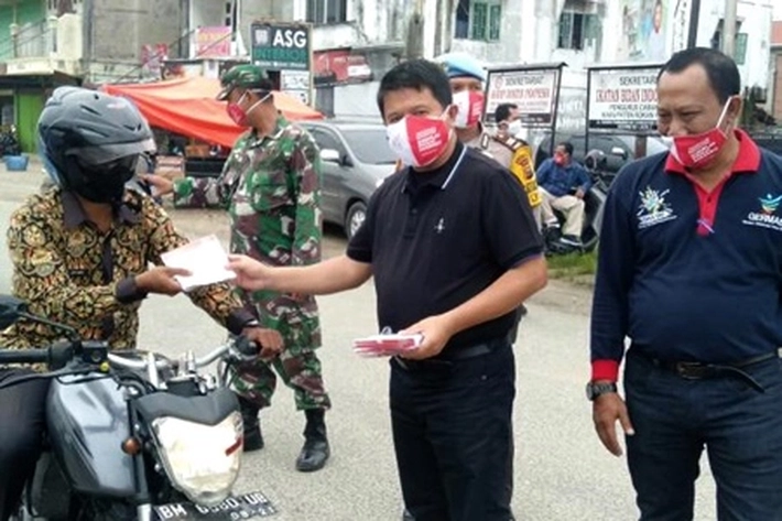 Diperingatan HKN, Dinkes Rohul Tebar 60 Ribu Pasang Masker ke Masyarakat