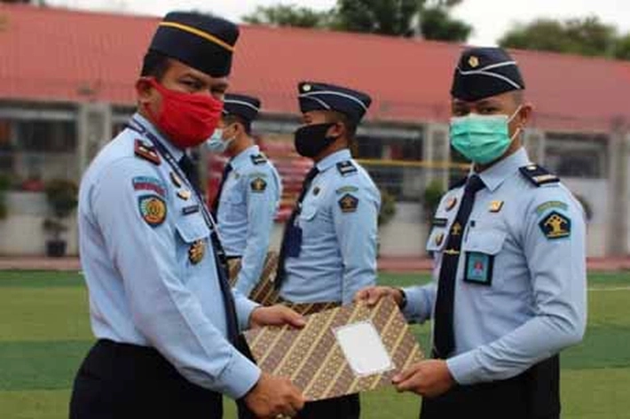 LPKA Kelas II Batam Berikan Penghargaan pada Petugas Terbaik