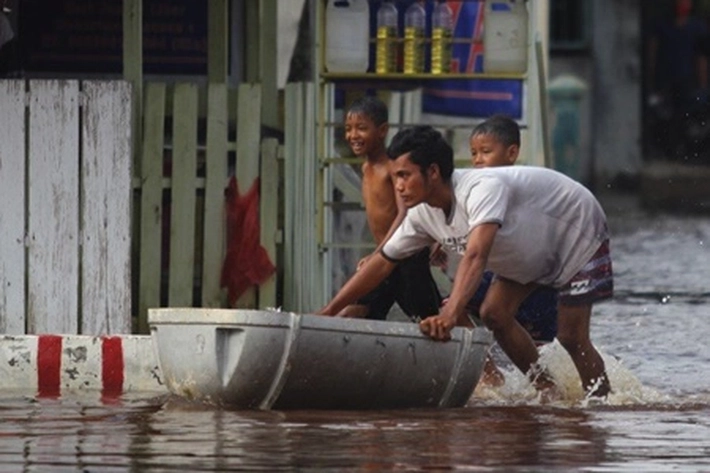 Hujan Deras Genangi Jalan dan Rumah Warga Dumai