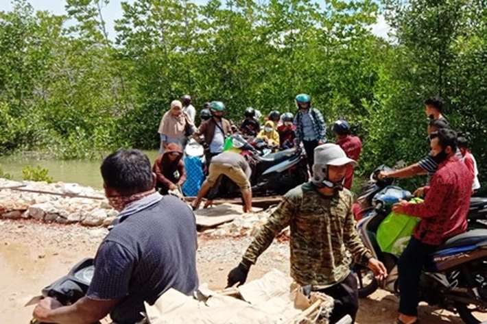 Banjir Rob Genangi Jalan di Meranti