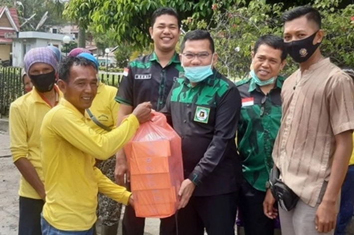 Gerakan Pemuda Ka'bah Salurkan Puluhan Nasi Kotak