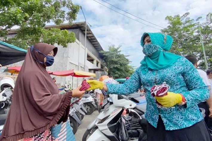 TP PKK Serahkan 10.000 Masker Kain dan Sembako di Inhu