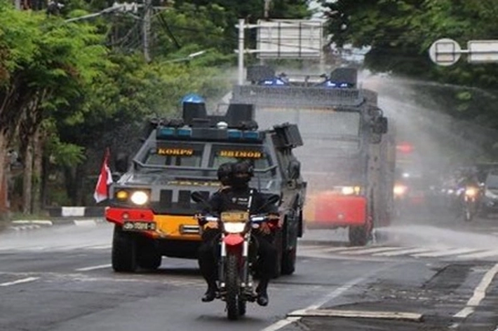 Polres Rohil Semprotkan Disinfektan Untuk Putuskan Penyebaran Covid-19