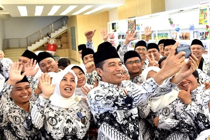 Jokowi Mengunggah Pesan di Hari Guru