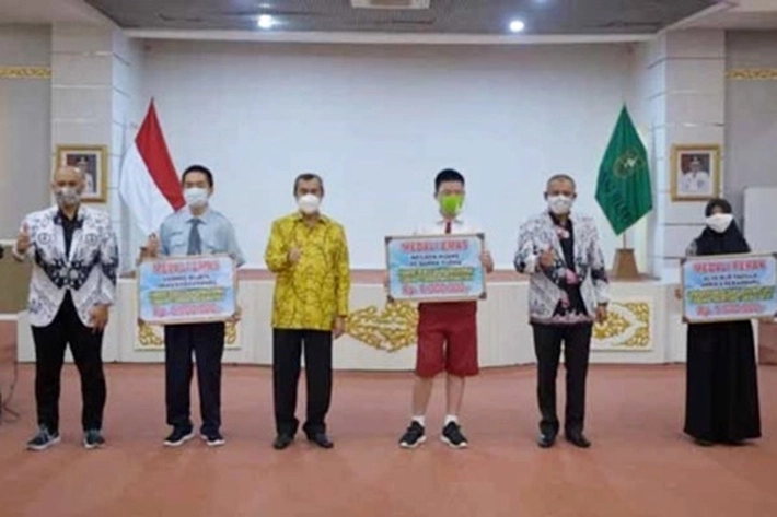 Ucapkan Terimakasih pada Guru, Gubri Beri Penghargaan Siswa-i Berprestasi