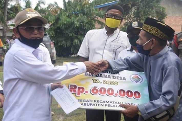 Bupati Harris Salurkan BLT DD Bagi Warga Terdampak Covid-19 