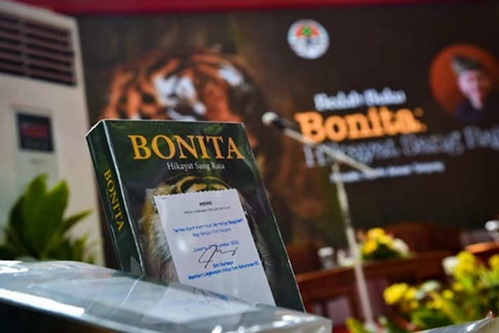 Menteri LHK Beri Penghargaan [Almarhum] Haidir Tanjung Penulis Bonita Hikayat Sang Raja