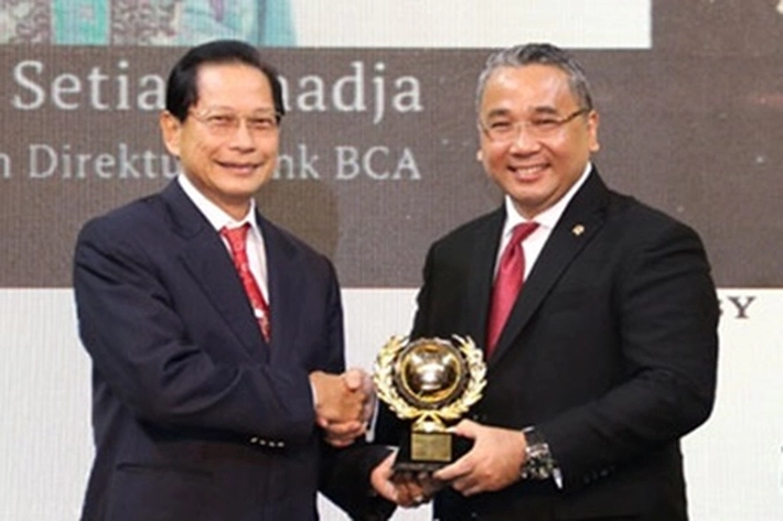 Presiden Direktur BCA Jahja Setiaatmadja Resmikan Mobile Banking